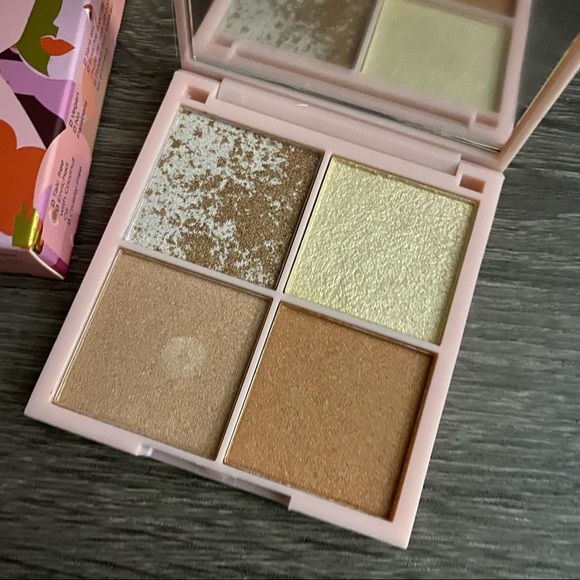 NWT Kinder Glow Highlight Palette Highlighter 4 Shades - Picture 5 of 10